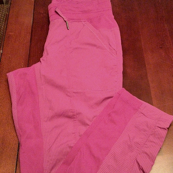 LIKE NEW bright pink lululemon crops - Picture 1 of 10